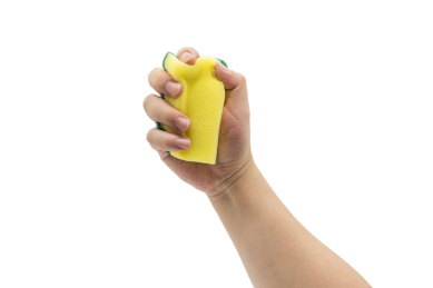 手拿黄色海绵清洁擦特写