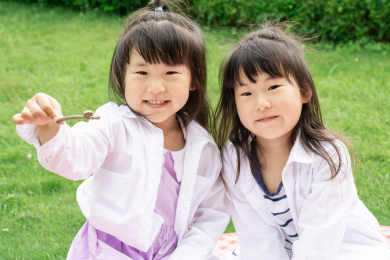 公园草地上露营的小姐妹
