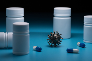 新冠病毒模型和药瓶药丸静物图