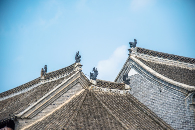 老旧瓦屋的屋顶局部特写