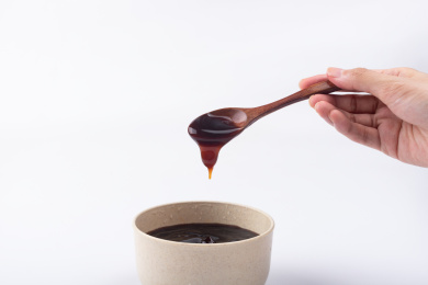 木勺盛出的蚝油调味品