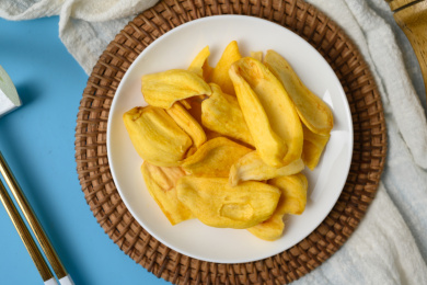 桌面上的盘子里的美味可口的菠萝蜜脆