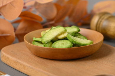 桌面上的盘子里的美味可口的青萝卜脆片