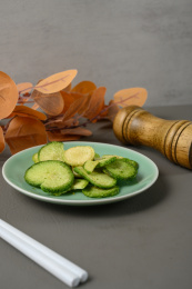 桌面上的盘子里的美味可口的青萝卜脆片