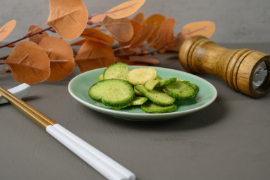 桌面上的盘子里的美味可口的青萝卜脆片