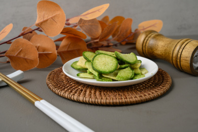 桌面上的盘子里的美味可口的青萝卜脆片