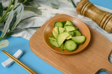 桌面上的盘子里的美味可口的青萝卜脆片