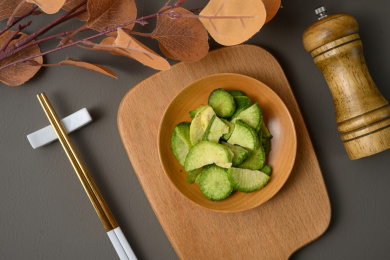 桌面上的盘子里的美味可口的青萝卜脆片