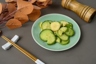 桌面上的盘子里的美味可口的青萝卜脆片