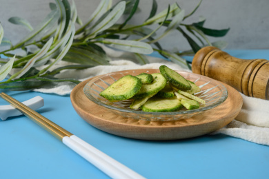 桌面上的盘子里的美味可口的青萝卜脆片