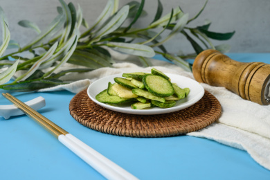 桌面上的盘子里的美味可口的青萝卜脆片