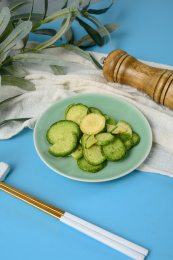 桌面上的盘子里的美味可口的青萝卜脆片