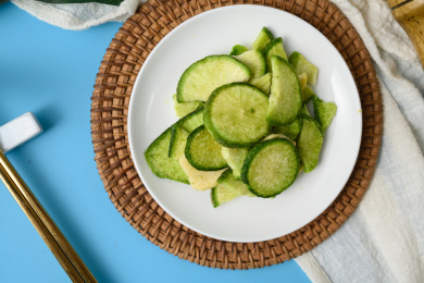 桌面上的盘子里的美味可口的青萝卜脆片