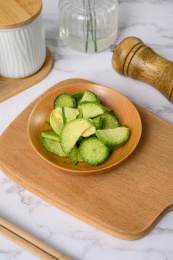 桌面上的盘子里的美味可口的青萝卜脆片