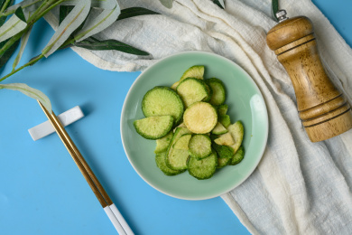 桌面上的盘子里的美味可口的青萝卜脆片