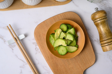 桌面上的盘子里的美味可口的青萝卜脆片