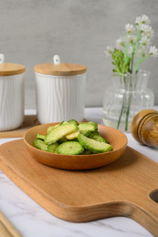 桌面上的盘子里的美味可口的青萝卜脆片