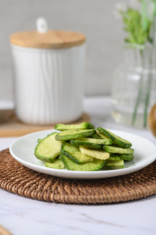 桌面上的盘子里的美味可口的青萝卜脆片