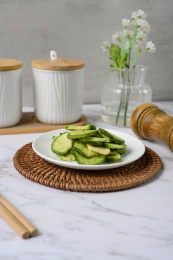 桌面上的盘子里的美味可口的青萝卜脆片