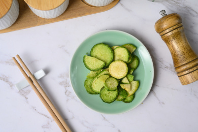 桌面上的盘子里的美味可口的青萝卜脆片