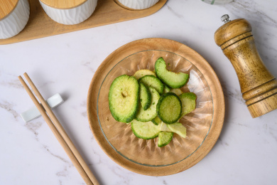 桌面上的盘子里的美味可口的青萝卜脆片