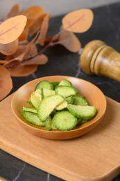 桌面上的盘子里的美味可口的青萝卜脆片