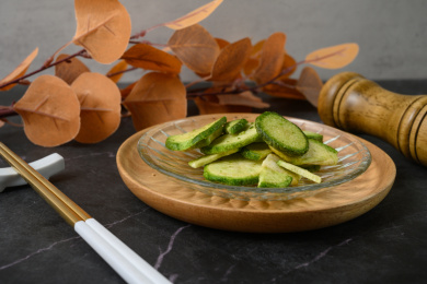 桌面上的盘子里的美味可口的青萝卜脆片