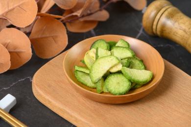 桌面上的盘子里的美味可口的青萝卜脆片