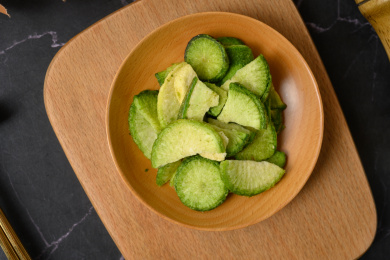 桌面上的盘子里的美味可口的青萝卜脆片