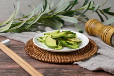 桌面上的盘子里的美味可口的青萝卜脆片