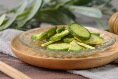 桌面上的盘子里的美味可口的青萝卜脆片