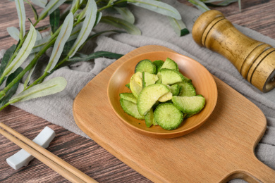 桌面上的盘子里的美味可口的青萝卜脆片