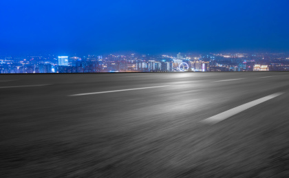 前进的道路和金融区建筑夜景