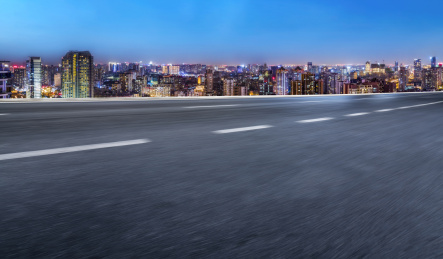 前进的道路和金融区建筑夜景