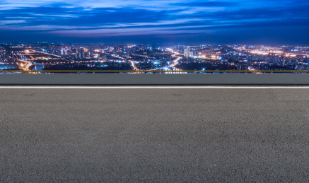 前进的道路和金融区建筑夜景