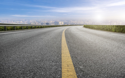 高速公路天际线和城市建筑景观