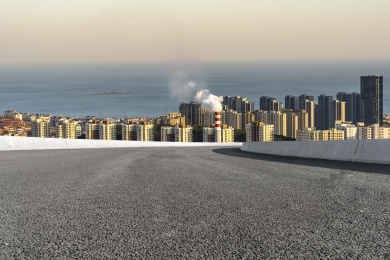 高速公路天际线和城市建筑景观