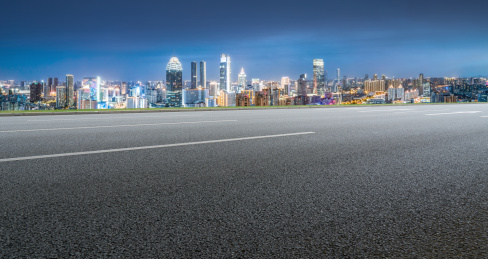 前进的道路和金融区建筑夜景