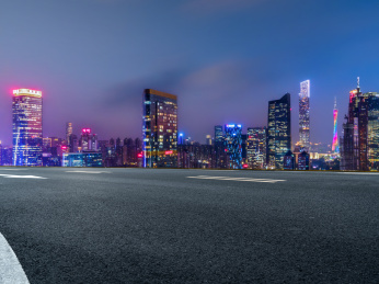 前进的道路和金融区建筑夜景