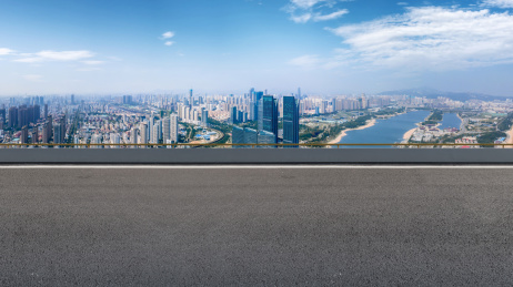 高速公路天际线和城市建筑景观