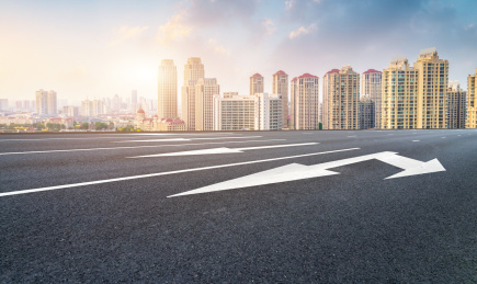 高速公路天际线和城市建筑景观