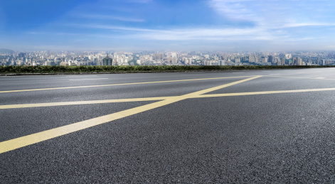 高速公路天际线和城市建筑景观