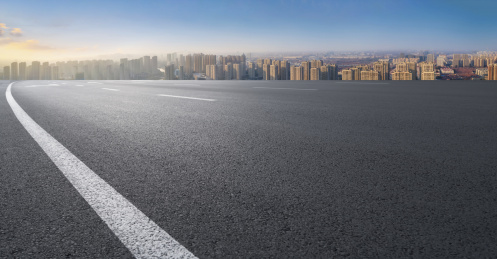 高速公路天际线和城市建筑景观