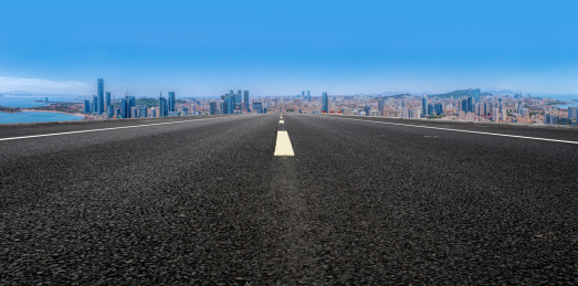 沥青高速公路天际线和城市建筑景观