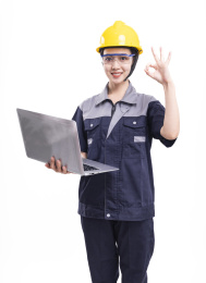 穿着工服戴着安全帽拿着电脑的女性工人