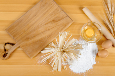 木板上的面条面粉鸡蛋麦穗