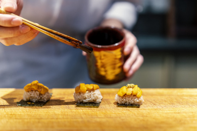厨师在厨房准备日本寿司特写