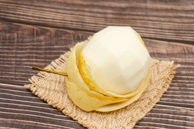 新鲜水果已削皮的雪梨