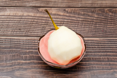 新鲜水果已削皮的雪梨