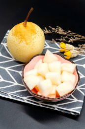 黑背景制作冰糖雪梨糖水食材